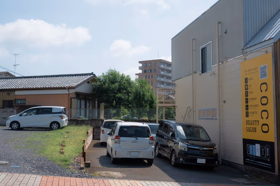 画像2：COCO隣の駐車場。下段の駐車場は右側奥から2台駐車できる。