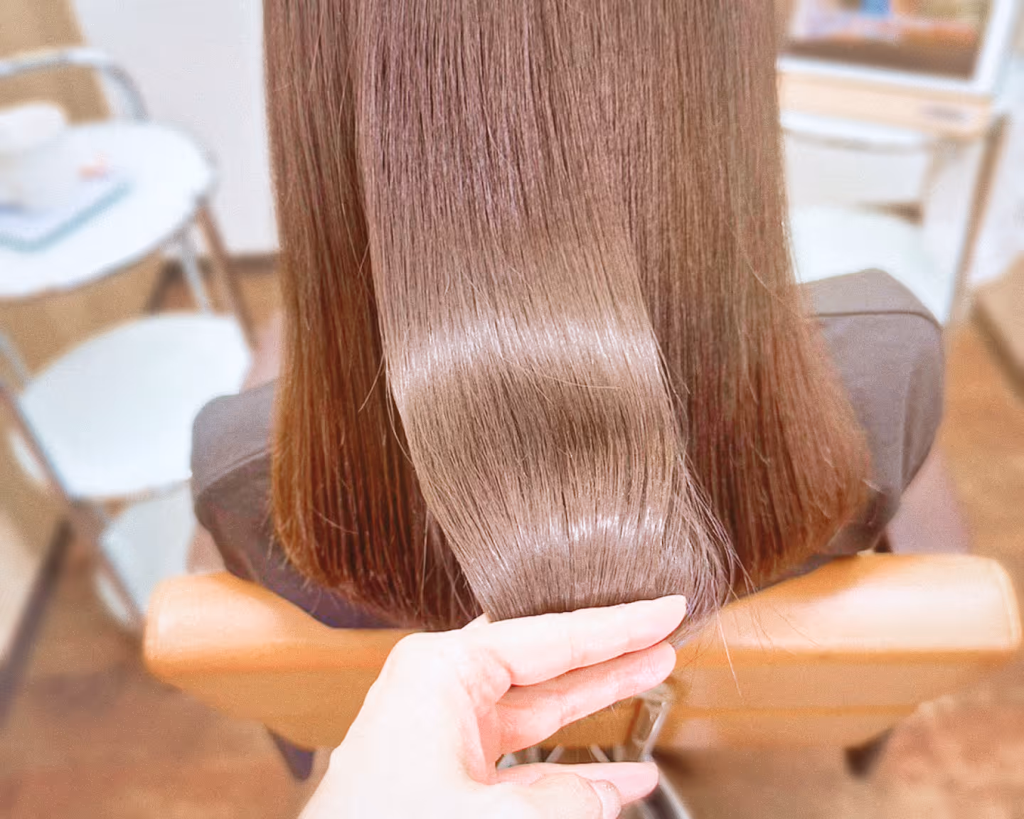 髪質改善プログラムでツヤとまとまりが出たロングヘアの仕上がり